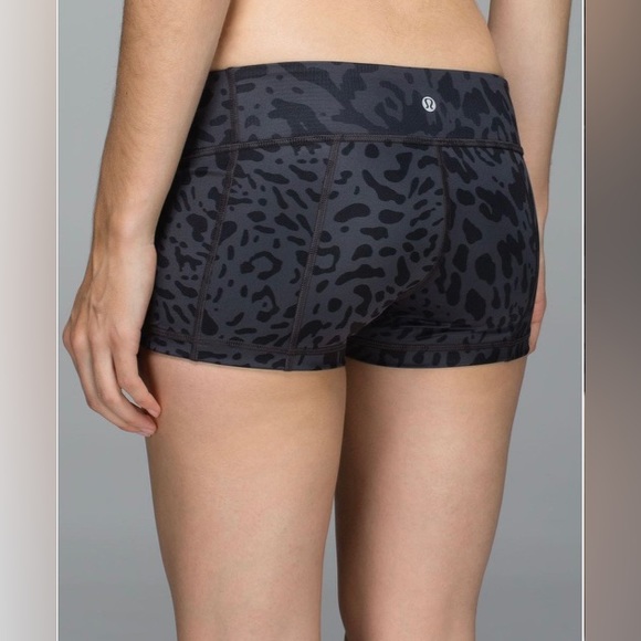 Lululemon Hot Hot Short size 6 - Picture 2 of 13